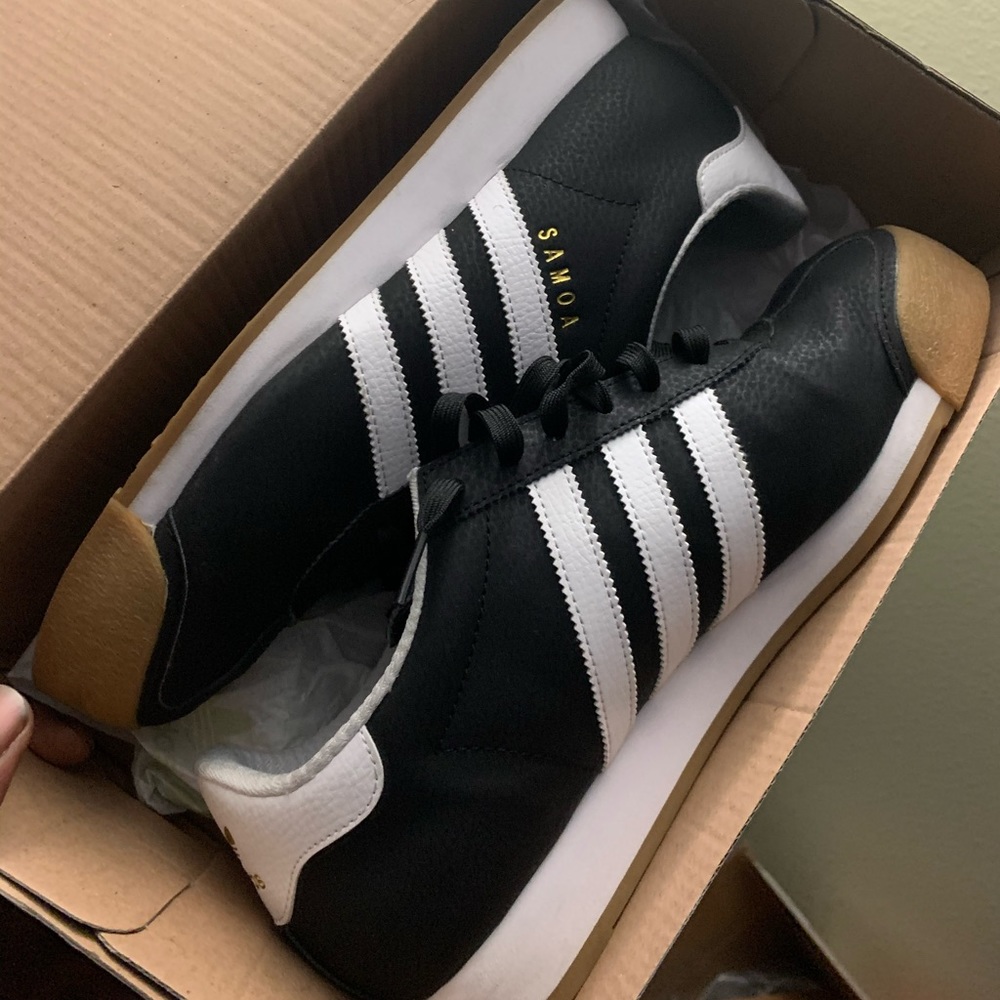 ADIDAS SAMOA BARELY WORN STILL IN GOOD CONDITION.